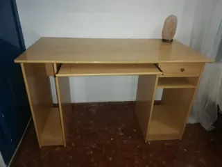 Escritorio de madera con cajón y estantes