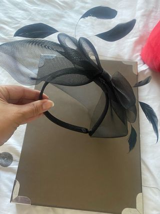 Tocado diadema con velo y plumas