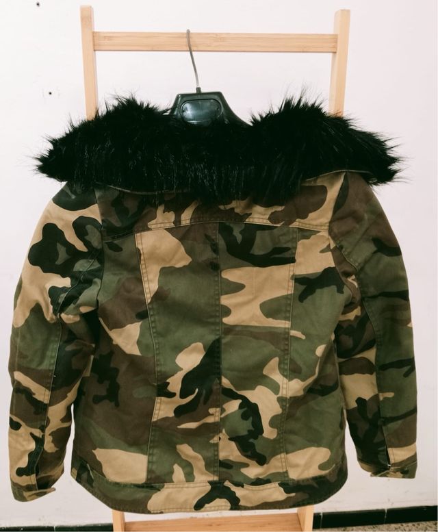 Abrigo camuflaje con cuello  de pelo