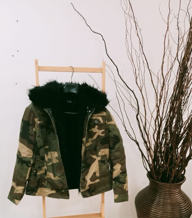 Abrigo camuflaje con cuello  de pelo