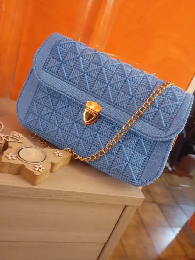 Pochette blu con dettagli oro