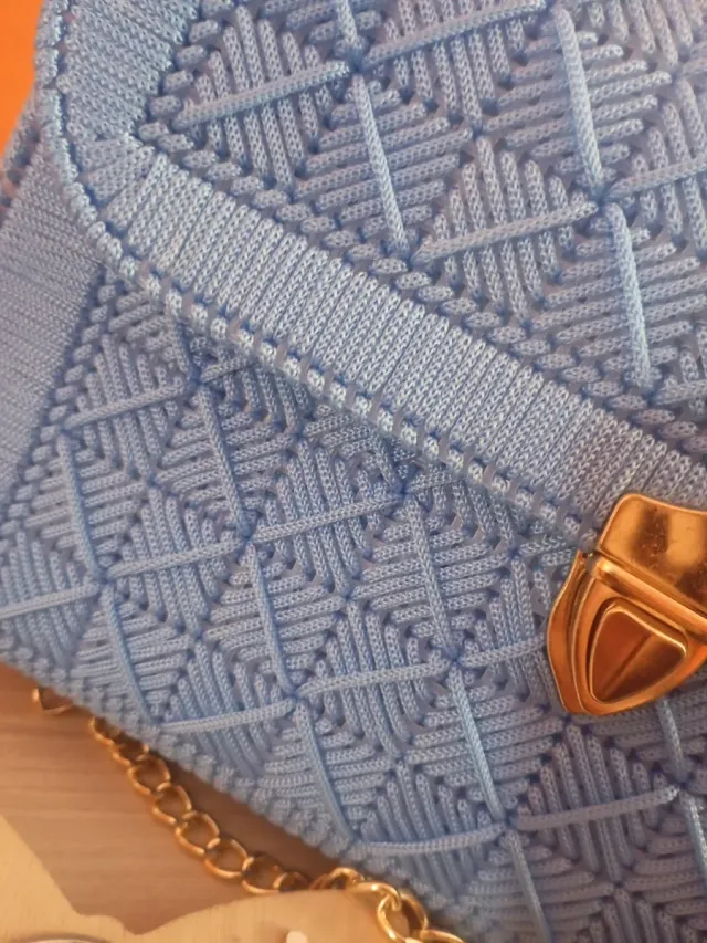 Pochette blu con dettagli oro