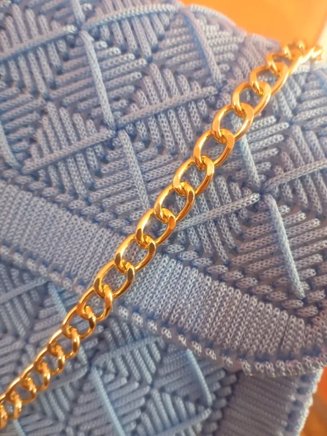 Pochette blu con dettagli oro