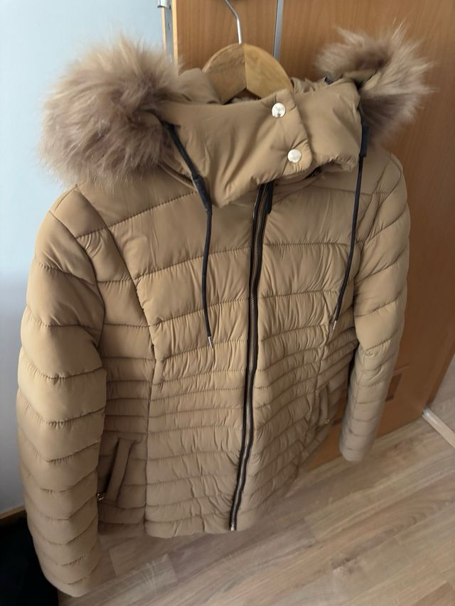 chaqueta  invierno beige talla L con capucha