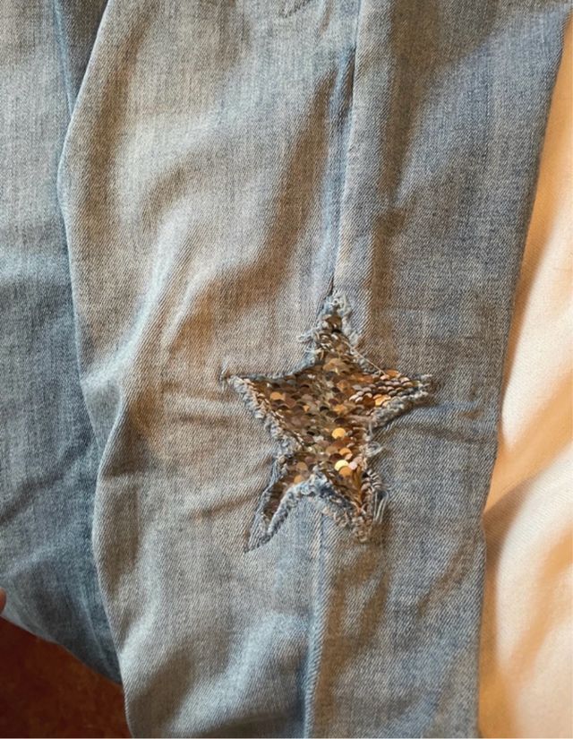 Vaqueros modificados con estrella de lentejuelas