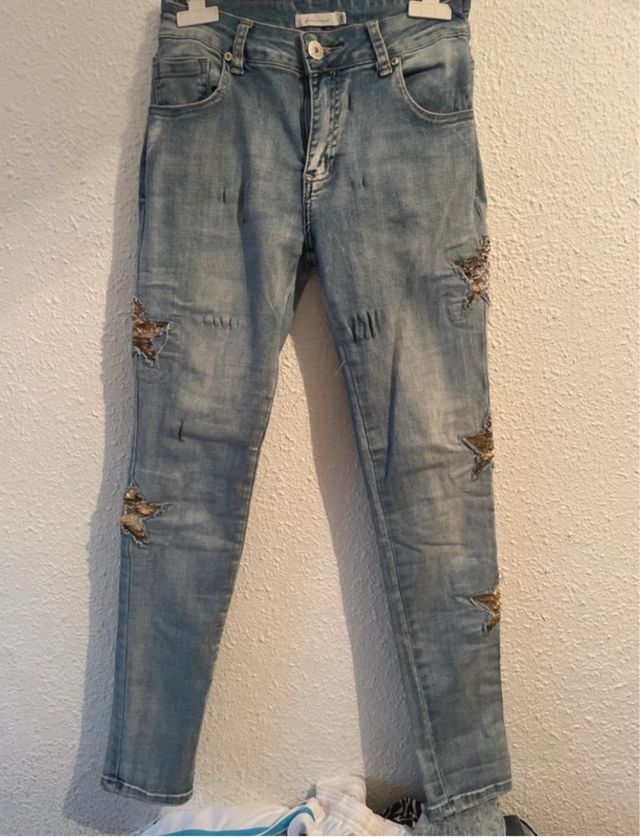Vaqueros modificados con estrella de lentejuelas