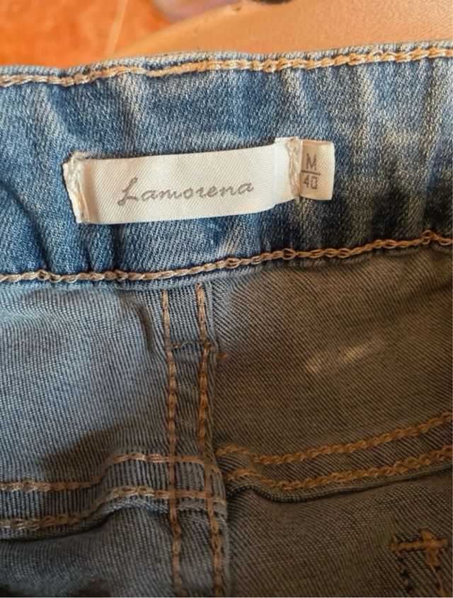 Vaqueros modificados con estrella de lentejuelas