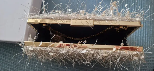 Bolso fiesta beige y dorado. Nuevo