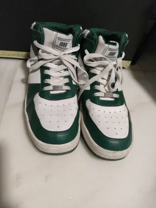 Zapatillas estilo Jordan verdes y blancas