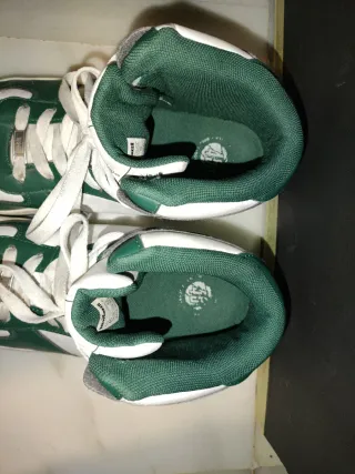 Zapatillas estilo Jordan verdes y blancas