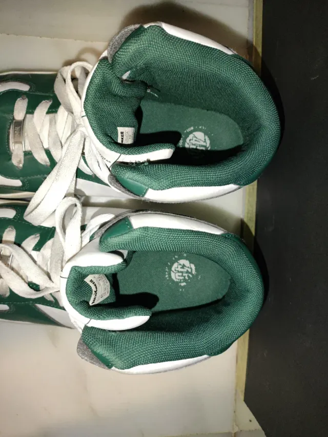 Zapatillas estilo Jordan verdes y blancas