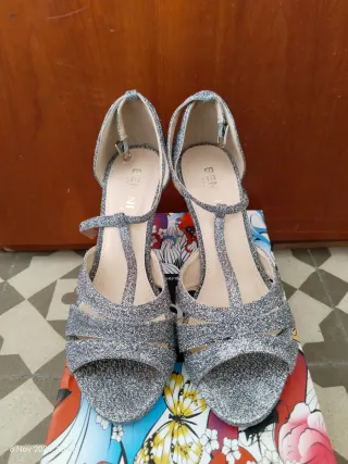 Sandalias plateadas y con tacones