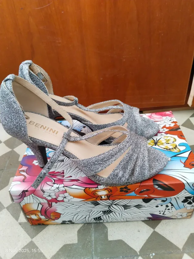 Sandalias plateadas y con tacones