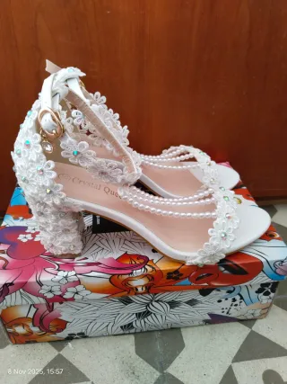 Sandalias plateadas y con tacones