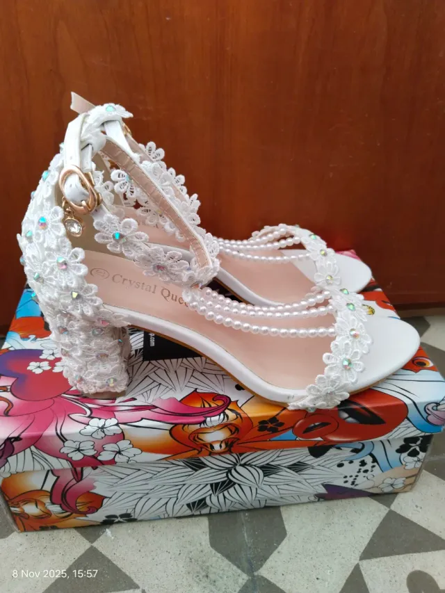 Sandalias plateadas y con tacones