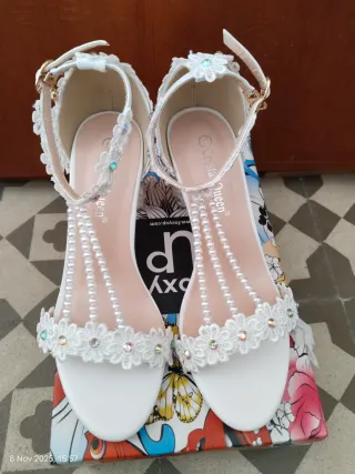 Sandalias plateadas y con tacones