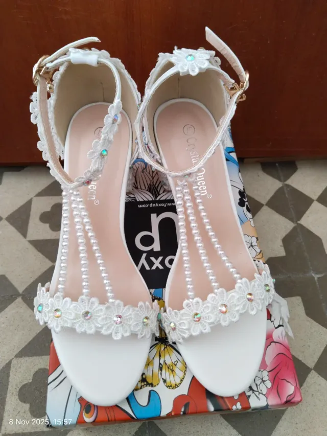 Sandalias plateadas y con tacones