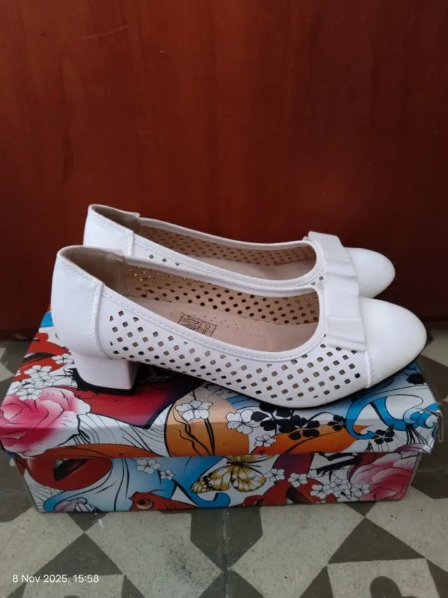 Sandalias plateadas y con tacones