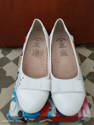 Sandalias plateadas y con tacones