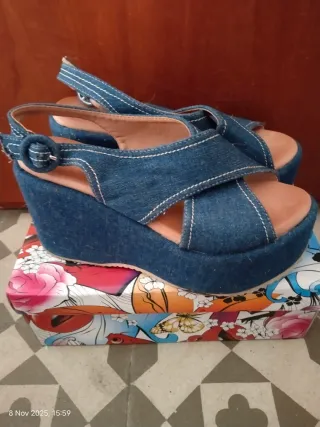 Sandalias plateadas y con tacones