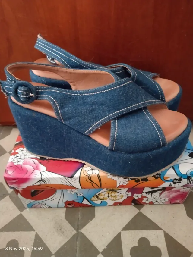 Sandalias plateadas y con tacones