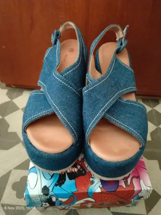 Sandalias plateadas y con tacones