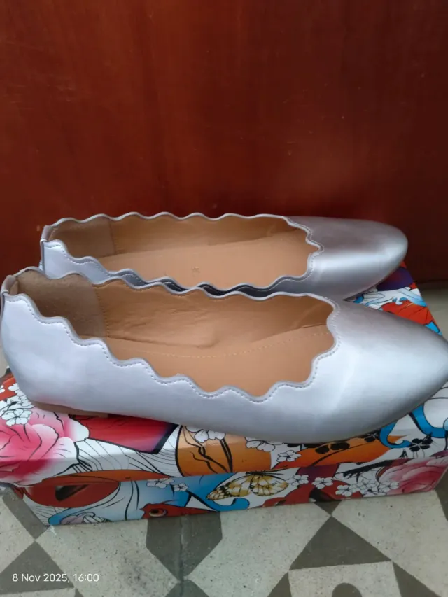 Sandalias plateadas y con tacones