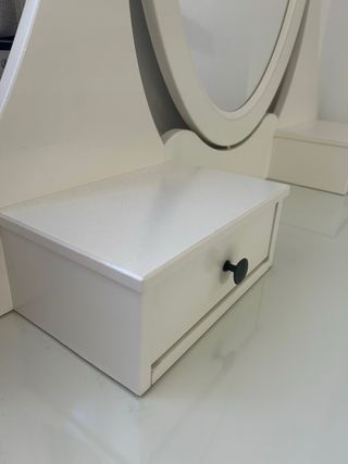 Tocador IKEA blanco con espejo ovalado