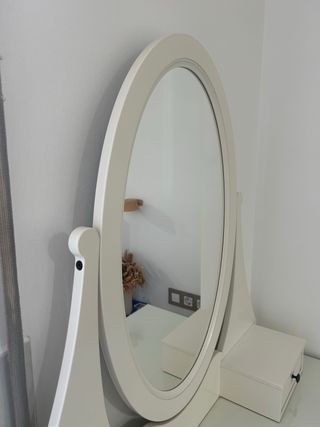 Tocador IKEA blanco con espejo ovalado
