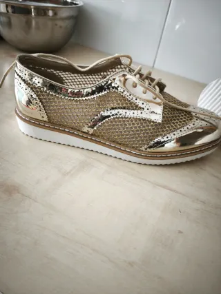 Zapatos dorados de cordones