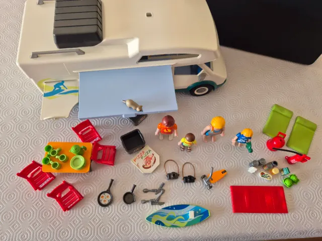 Autocaravana Playmobil con figuras y accesorios