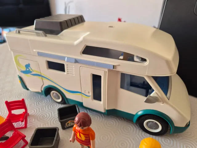 Autocaravana Playmobil con figuras y accesorios