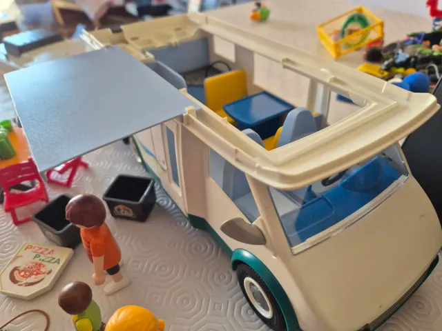 Autocaravana Playmobil con figuras y accesorios