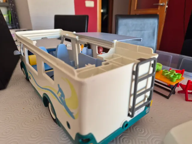 Autocaravana Playmobil con figuras y accesorios