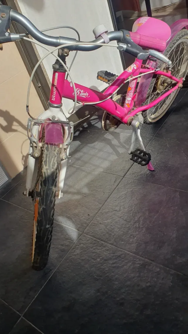 Bicicleta niña Btwin rosa  Las ruedas está sin air