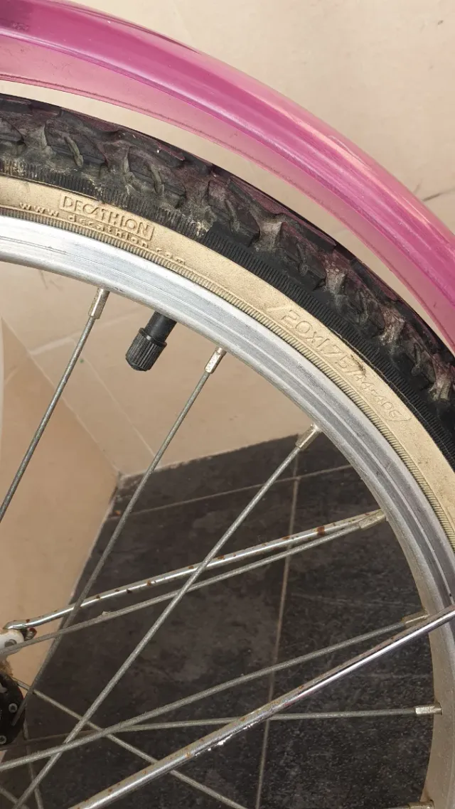 Bicicleta niña Btwin rosa  Las ruedas está sin air