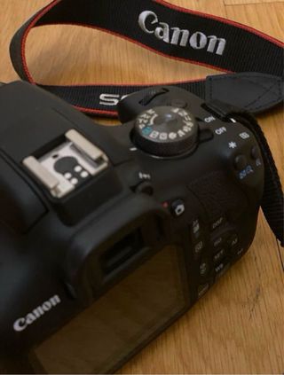 Cámara Canon EOS 2000D Negra