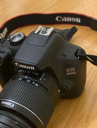 Cámara Canon EOS 2000D Negra