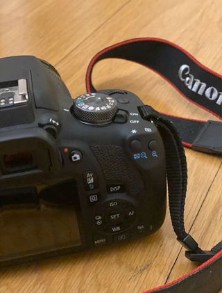 Cámara Canon EOS 2000D Negra