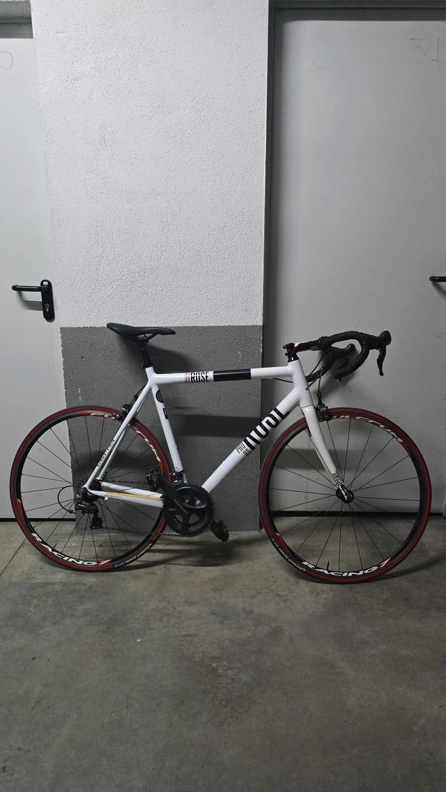 Bicicleta de carretera blanca