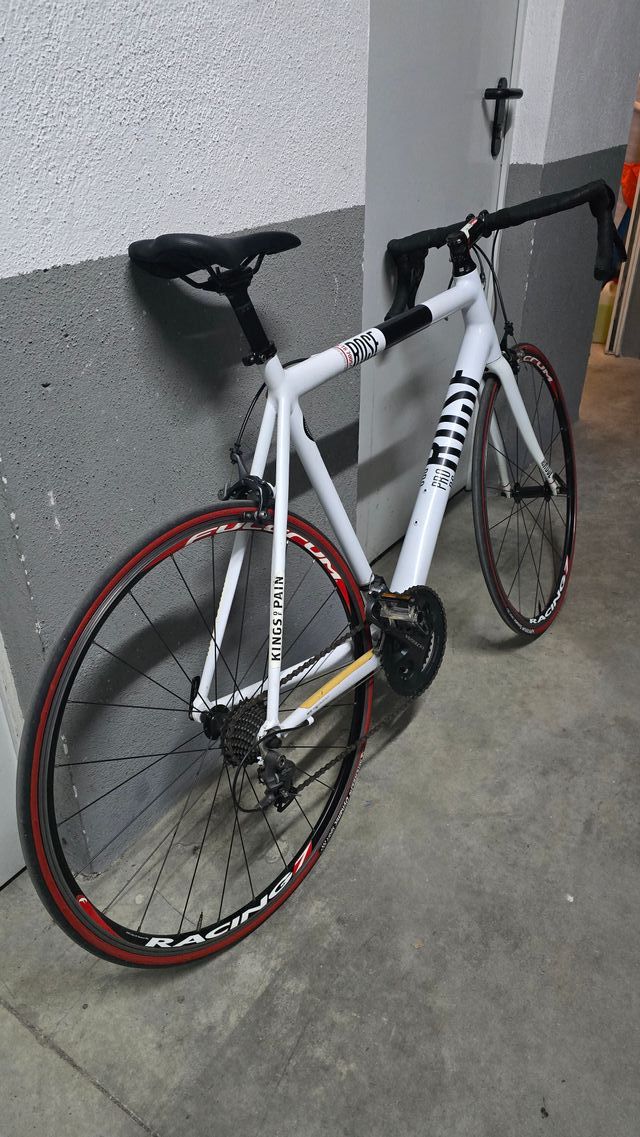 Bicicleta de carretera blanca