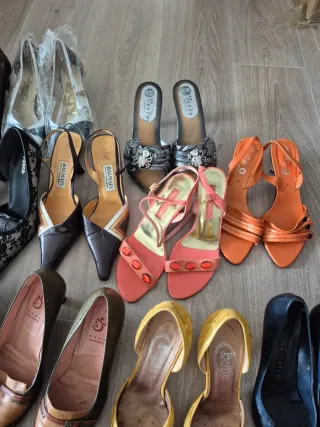 Zapatos de tacón negros y rojos