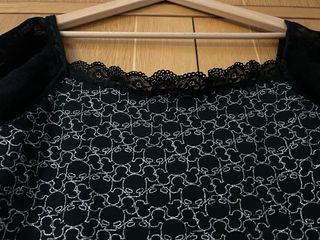 Top negro con calavera de purpurina