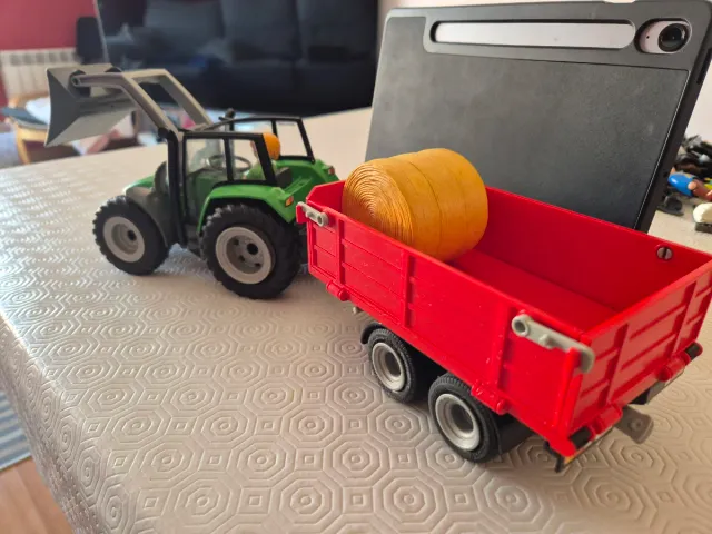 Tractor Playmobil con remolque y fardo