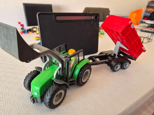 Tractor Playmobil con remolque y fardo