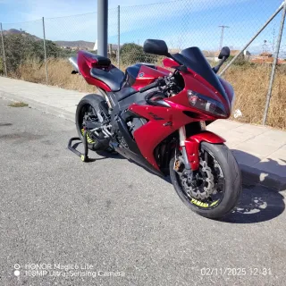 Yamaha R1 Roja y Negra