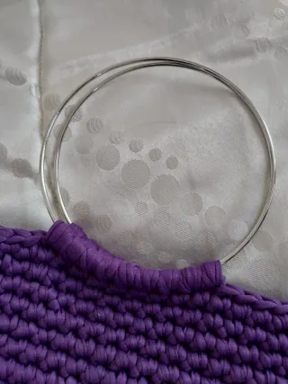 Borsa in fettuccia viola con manici ad anello