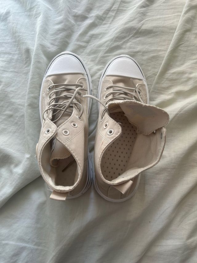 Zapatillas altas beige y blancas