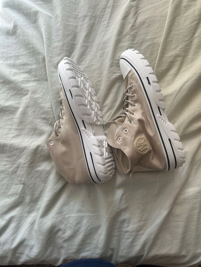 Zapatillas altas beige y blancas