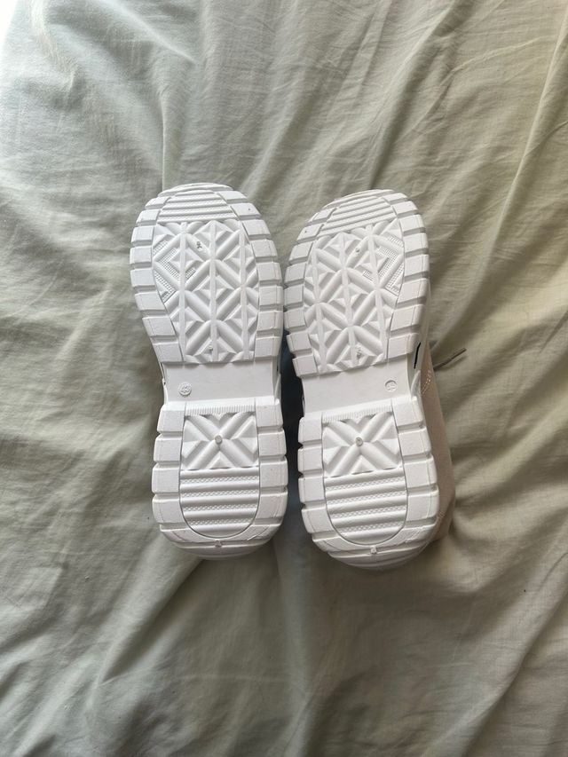 Zapatillas altas beige y blancas